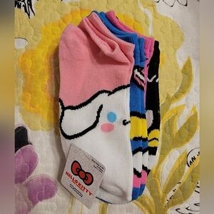 NWT 5 Pairs of Ladies Hello Kitty Socks